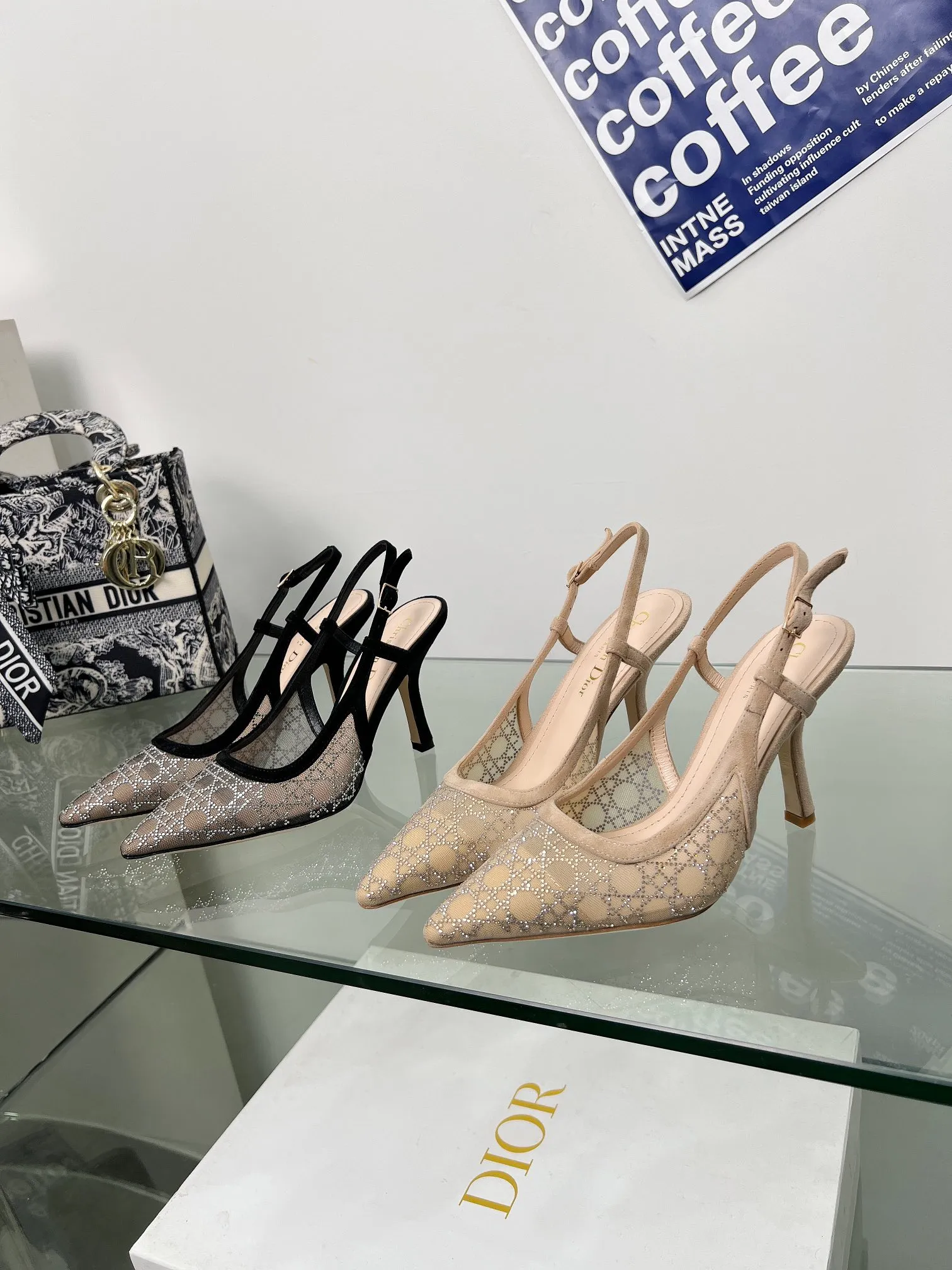 👟👟Ex-factory price 560👟👟Dior 2025 spring and summer catwalk new style bling...bling...crystal shoes Capture one-line high-heeled Mule women's shoes Star same rhinestone square toe cannage pattern cat heel slippers The top high-end version on the market Exclusive sale Material: original custom mesh inlaid with hot Australian rhinestones + water-dyed sheepskin feet + original molded hardware buckles + Italian leather outsole Heel height: 6.5CM/9.5CM size: 33-44 (33.34.40.41.42.43.44 is custom-made and cannot be returned or exchanged)